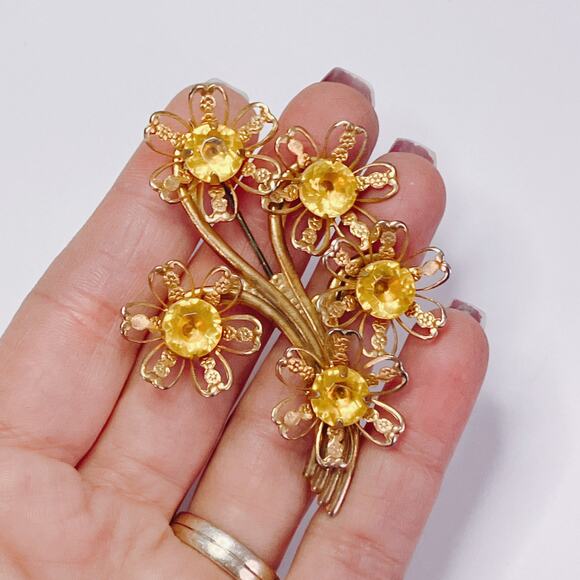 Vintage 1950s Gold Tone Filigree Floral Spray Brooch Yellow Glass Rhinestone Pin - Picture 3 of 11